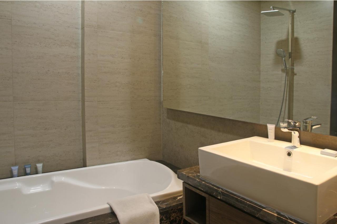 Graha Makara Suite Hotel & Residence Чикаранг Экстерьер фото