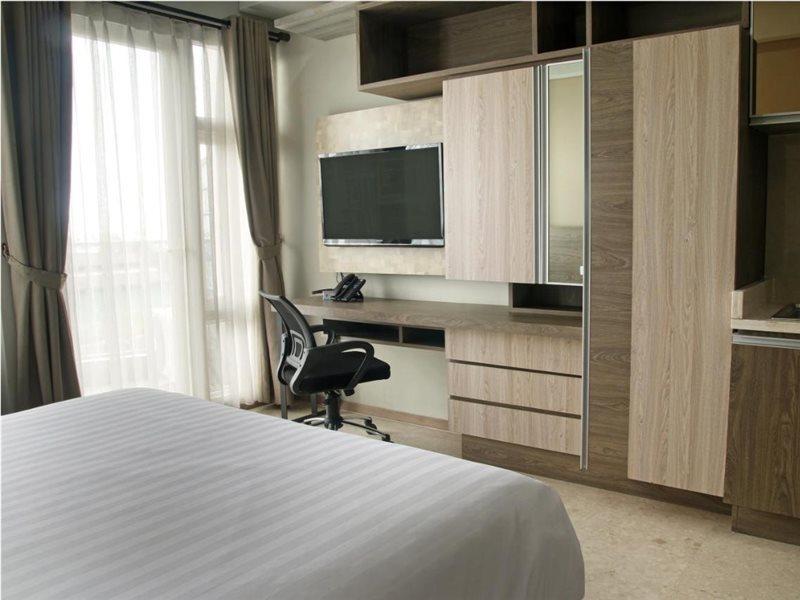 Graha Makara Suite Hotel & Residence Чикаранг Экстерьер фото