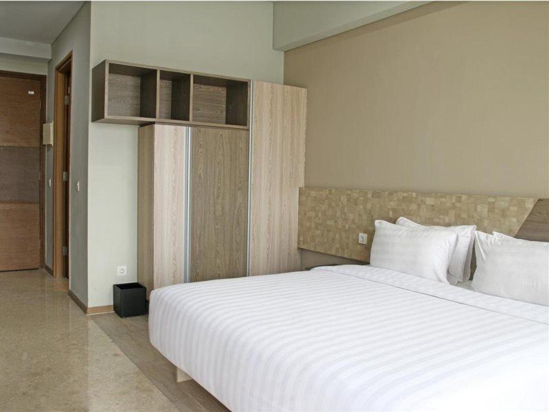 Graha Makara Suite Hotel & Residence Чикаранг Экстерьер фото