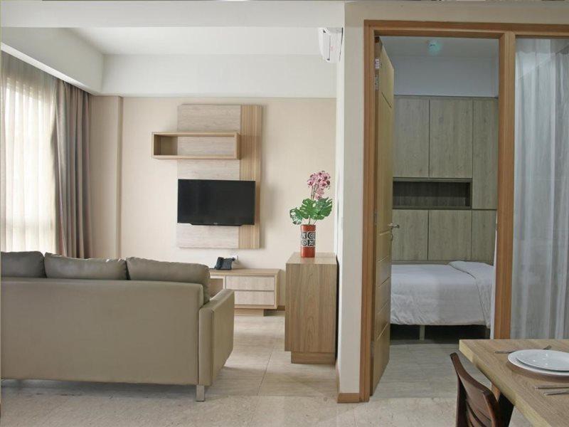 Graha Makara Suite Hotel & Residence Чикаранг Экстерьер фото